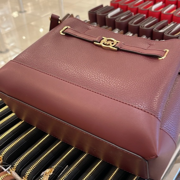 Michael Kors Reed Small Satchel Crossbody Center Zip Bag
Color: OXBLOOD
NWT - Picture 5 of 16